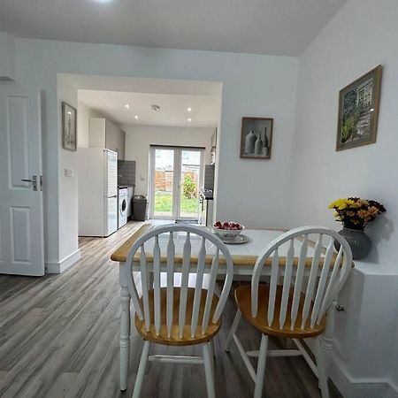Apartamento Bali Bliss Garden Flat With Parking Enfield Exterior foto